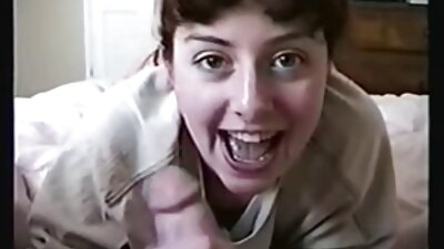 Zdzirowata brunetka bawi się wibratorem, podczas gdy wielki kutas rucha sex mamuski filmiki ją w dupę